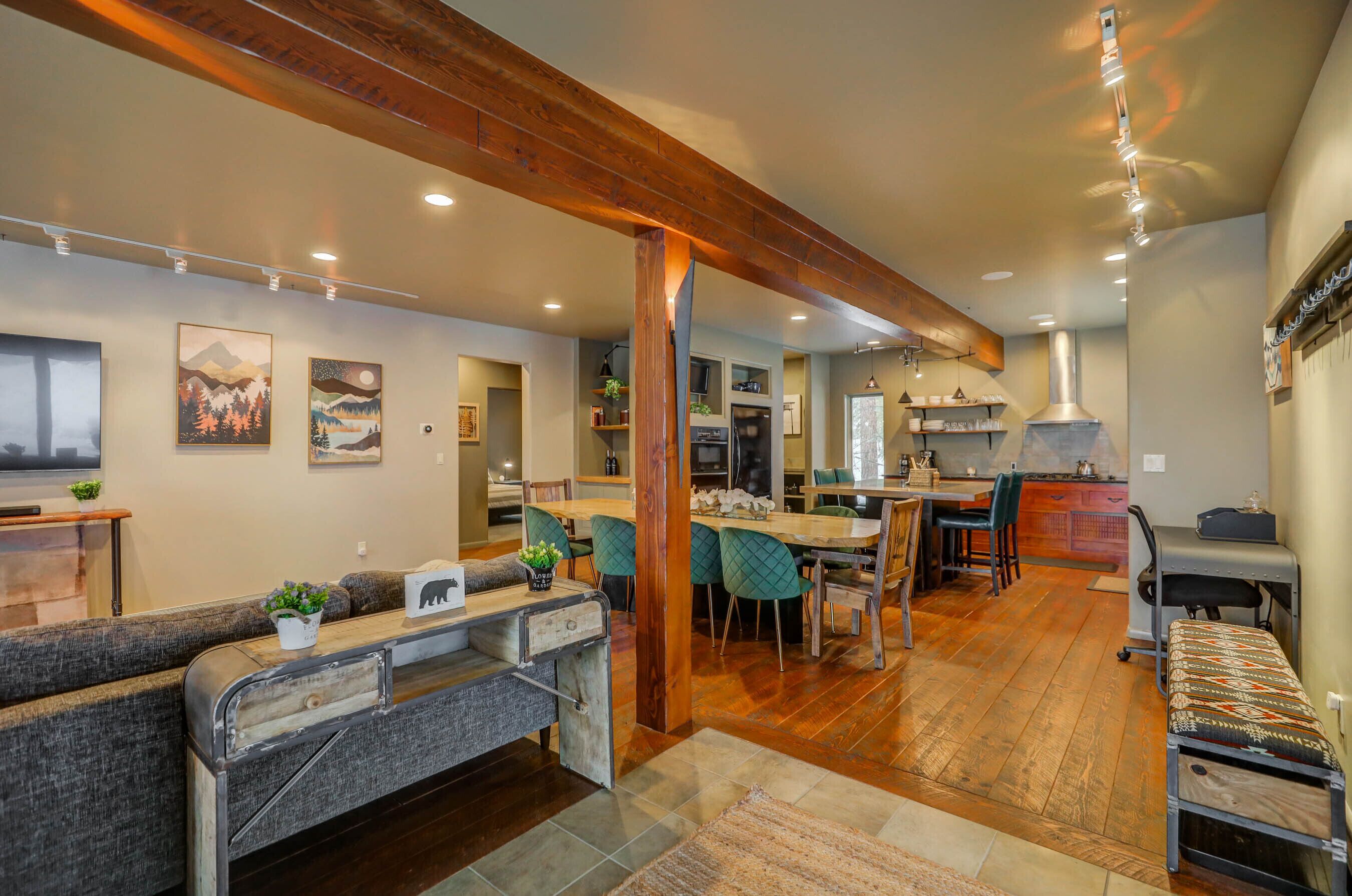 Mackinaw Manor - 1 block to Lake and Marina - Downtown - Hot tub - WiFi - Game Room - Theatre