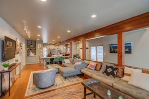 TV, fireplace, DVD player, video library - Mackinaw Manor - Lake views - Downtown - Hot tub - Game Room - Theatre (McCall)