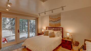 6 bedrooms, desk, iron/ironing board, free WiFi