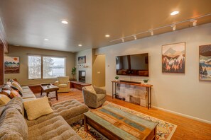 Télévision, cheminée, lecteur de DVD, vidéothèque