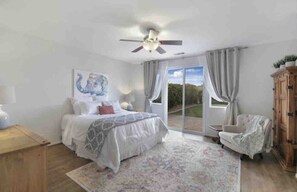 4 quartos, escrivaninha, ferros/tábuas de passar roupa