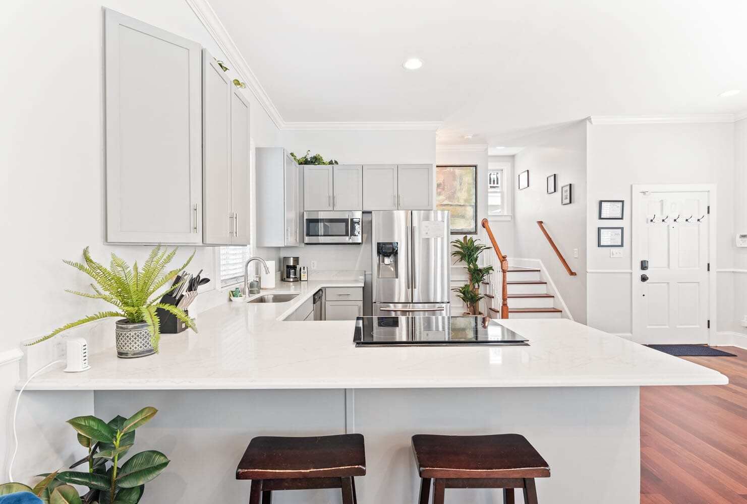 Jääkaappi, mikroaaltouuni, uuni, liesi