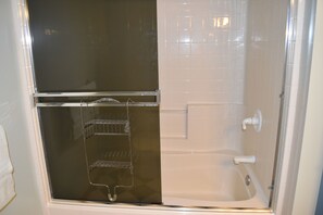Ensemble douche/baignoire, baignoire à jets, sèche-cheveux
