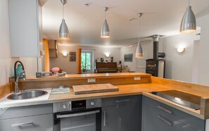 Astianpesukone, kahvin-/teenkeitin, syöttötuoli