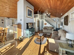 Una Smart TV, un reproductor estéreo