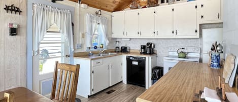 Kylskåp, mikrovågsugn, ugn och spishäll