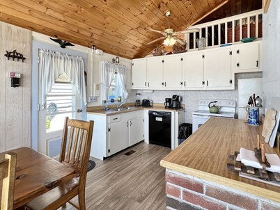 Twin Sails – Cozy Atlantic Ave Retreat in Wells, ME