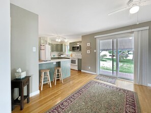 Fridge, microwave, oven, stovetop - Beach House - Y842 Minutes to York Beach (York)