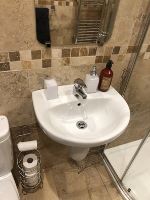 Douche, sèche-cheveux, serviettes fournies, savon