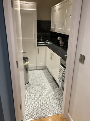 Fridge, oven, stovetop, coffee/tea maker