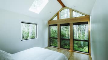 8 bedrooms, iron/ironing board, free WiFi, bed sheets