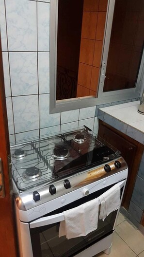 Kühlschrank, Mikrowelle, Ofen, Kochgeschirr/Geschirr/Besteck