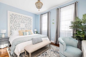 7 bedrooms, desk, iron/ironing board, travel crib