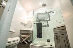 Regadera, jabón, shampoo, papel de baño 