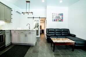 Living area - Awesome House w/Heated Pool (west hills)