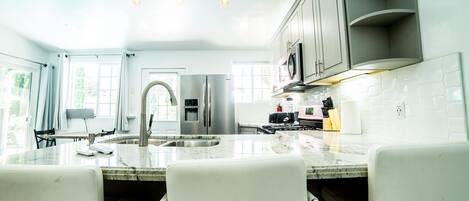 Coffee/tea maker, cookware/dishes/utensils, ice maker, paper towels