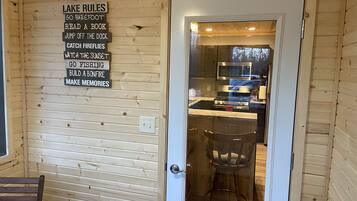 Dusch, handdukar, tvÄl och toalettpapper