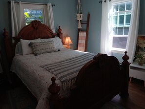2 bedrooms, iron/ironing board, free WiFi, bed sheets - Charming,  bohemian-like cottage with a large, relaxing backyard (Oklahoma City)