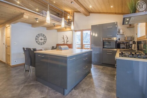 *Le Chalet J* summer 8 travellers / winter 6 travellers