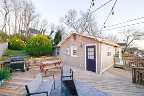 A wooden deck with a barbecue, picnic table, and chairs. - WALK EVERYWHERE in North Chat! -VIEWS- 2 KING Beds (Chattanooga)