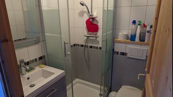 Douche, sĂšche-cheveux, savon, papier toilette