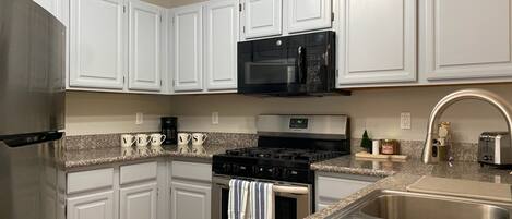 冰箱、微波炉、烤箱、炉灶