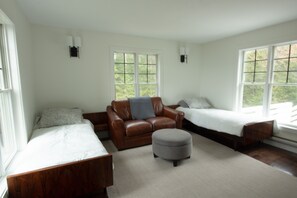 5 多间卧室、办公桌、免费 WiFi、床单