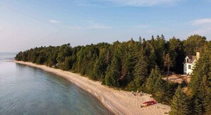 Plage à proximité, chaises longues, serviettes de plage