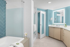 Tina, secadora de cabello, toallas, papel de baño 