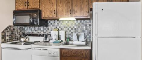 Réfrigérateur, micro-ondes, four, plaque de cuisson