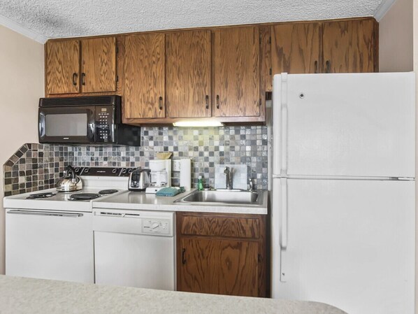 Kjøleskap, mikrobølgeovn, ovn og kokeplater