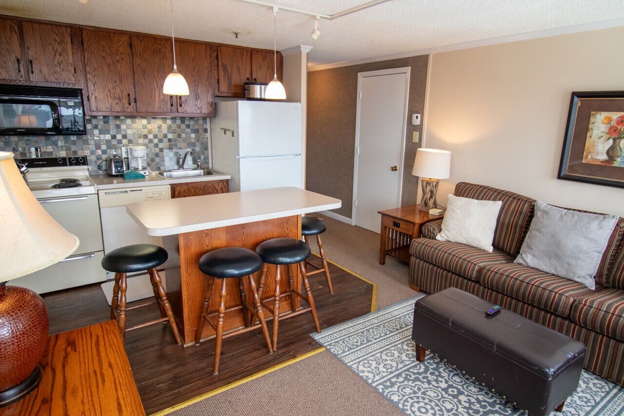 TV a schermo piatto, caminetto