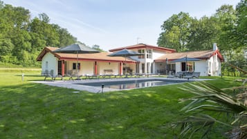 Een buitenzwembad, een verwarmd zwembad