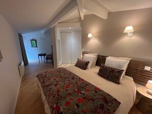 5 habitaciones, tabla de planchar con plancha y cuna de viaje 