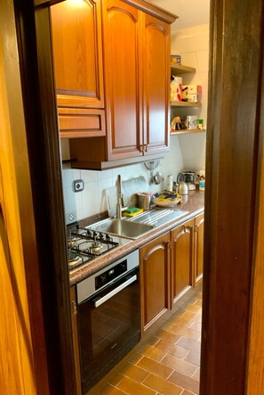 Frigorifero, forno, piano cottura, lavastoviglie