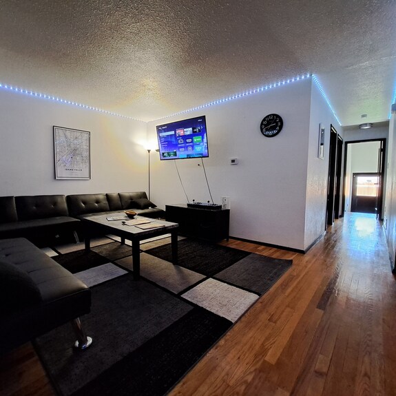 Modern - 4 Bedroom - Pool Table- No Chores - No Contact Check In- - Idaho Falls, ID