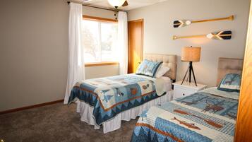 3 chambres, coffres-forts dans les chambres, lit parapluie