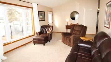 TV connectée, table de tennis de table, livres, chaîne hi-fi