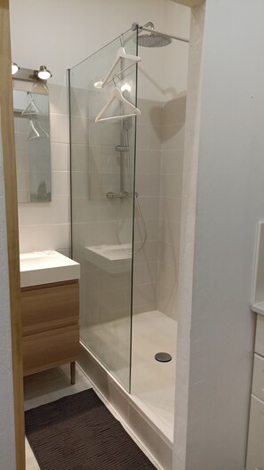 Een douche, een haardroger, handdoeken, zeep