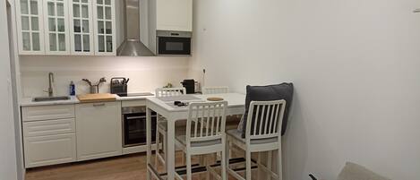 Réfrigérateur, micro-ondes, four, plaque de cuisson