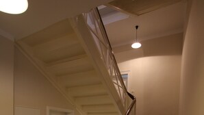 Eine Treppe mit hölzernem Geländer und einem Schachbrettmuster auf dem Boden.