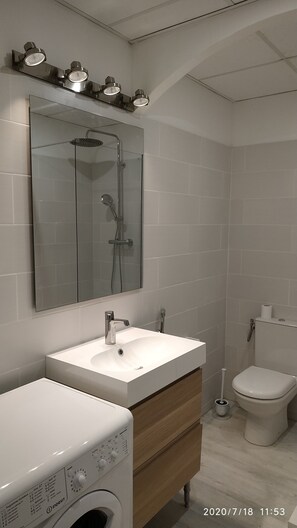 Dusche, Haartrockner, Handtücher, Seife