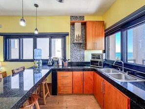 Refrigerador, microondas, utensilios de cocina y comedor 