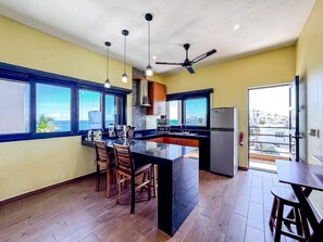 Refrigerador, microondas, utensilios de cocina y comedor 