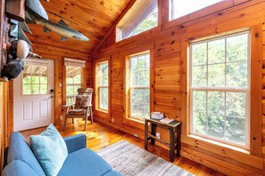 Smart TV, fireplace - Riverfront • Hot Tub • Convenient Location (Blue Ridge)