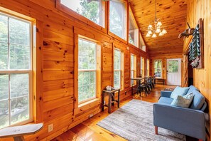 Smart TV, fireplace - Riverfront • Hot Tub • Convenient Location (Blue Ridge)