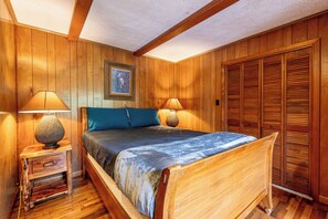 1 bedroom, desk, free WiFi, bed sheets - Riverfront • Hot Tub • Convenient Location (Blue Ridge)