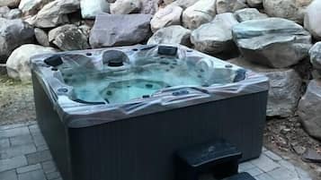 Bañera de hidromasaje al aire libre