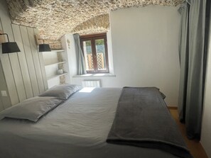 1 chambre, fer et planche à repasser, lit parapluie, Wi-Fi gratuit