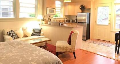 Studio in Charming Manor near DT, Free Parking